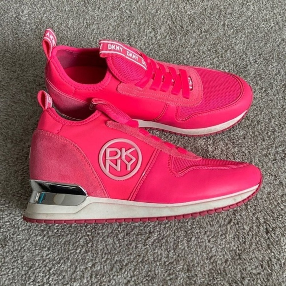 DKNY‎ Maddy Neon Pink Suede Leather Metallic Heel Sneakers K1243124 women 8.5M